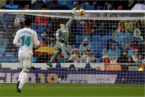 Lihat Marcelo dan Varane Membiarkan Real Madrid Kebobolan
